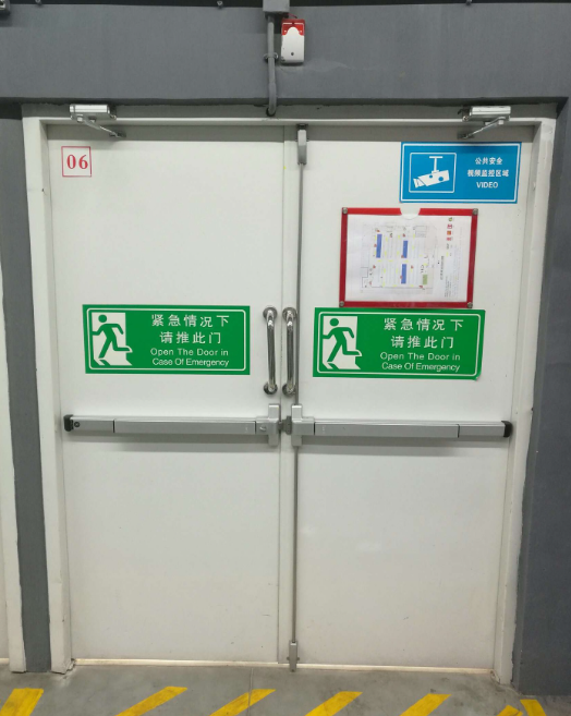 封閉樓梯間對向開啟疏散防火門寬度計算：疊加計算的可行性分析